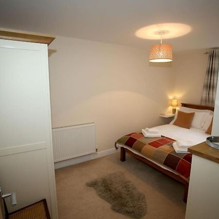 Lovely Two Bedroom Bungalow With Hot Tub Yeovil Exterior foto