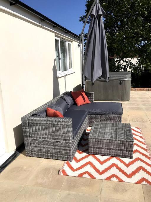 Lovely Two Bedroom Bungalow With Hot Tub Yeovil Exterior foto
