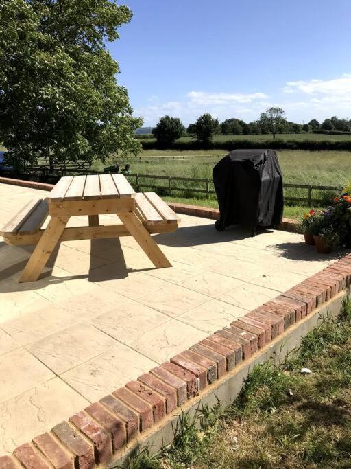 Lovely Two Bedroom Bungalow With Hot Tub Yeovil Exterior foto