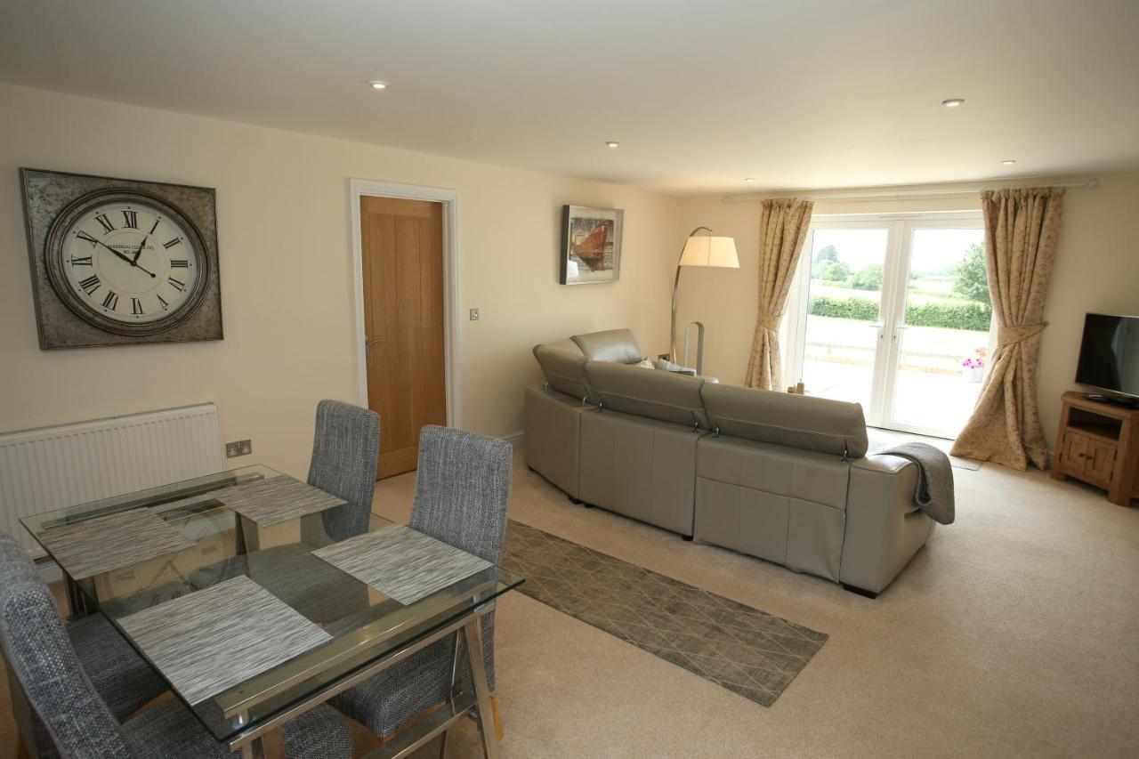 Lovely Two Bedroom Bungalow With Hot Tub Yeovil Exterior foto