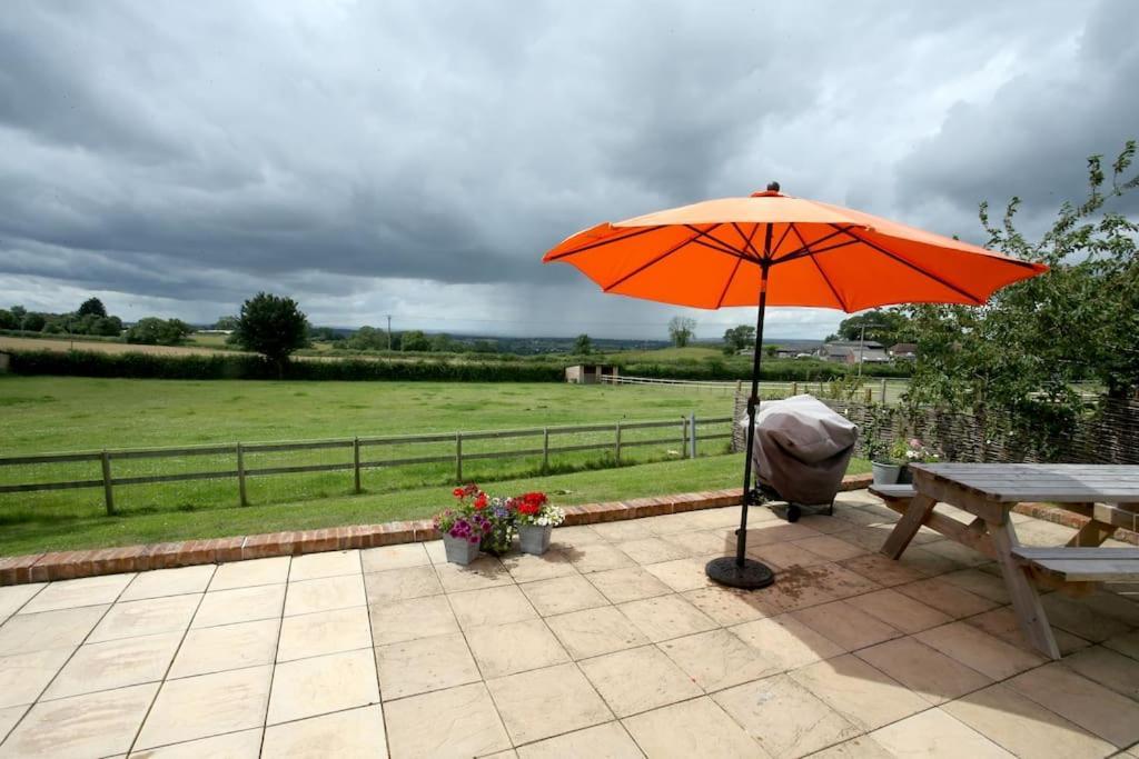 Lovely Two Bedroom Bungalow With Hot Tub Yeovil Exterior foto