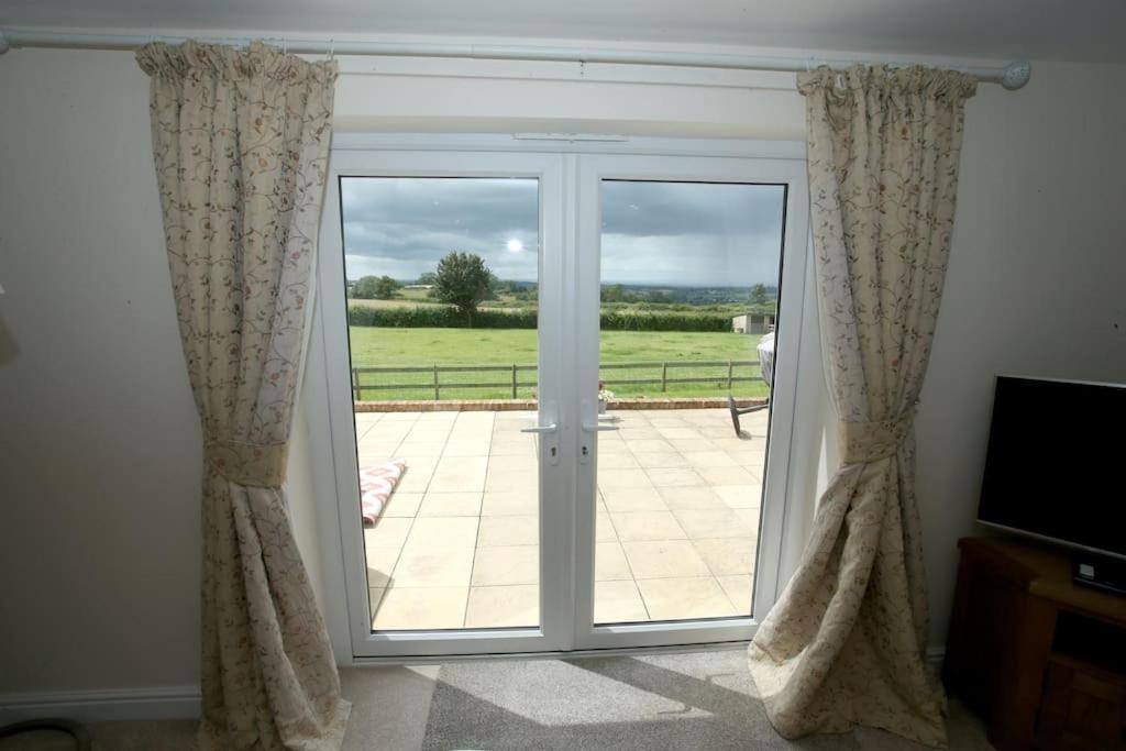 Lovely Two Bedroom Bungalow With Hot Tub Yeovil Exterior foto